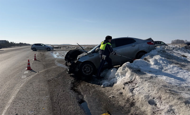 ДТП на трассе Екатеринбург—Шадринск—Курган: столкновение Kia Rio и КАМАЗ, водитель госпитализирована | ДТП под Каменском-Уральским: Kia Rio столкнулась с КАМАЗом
