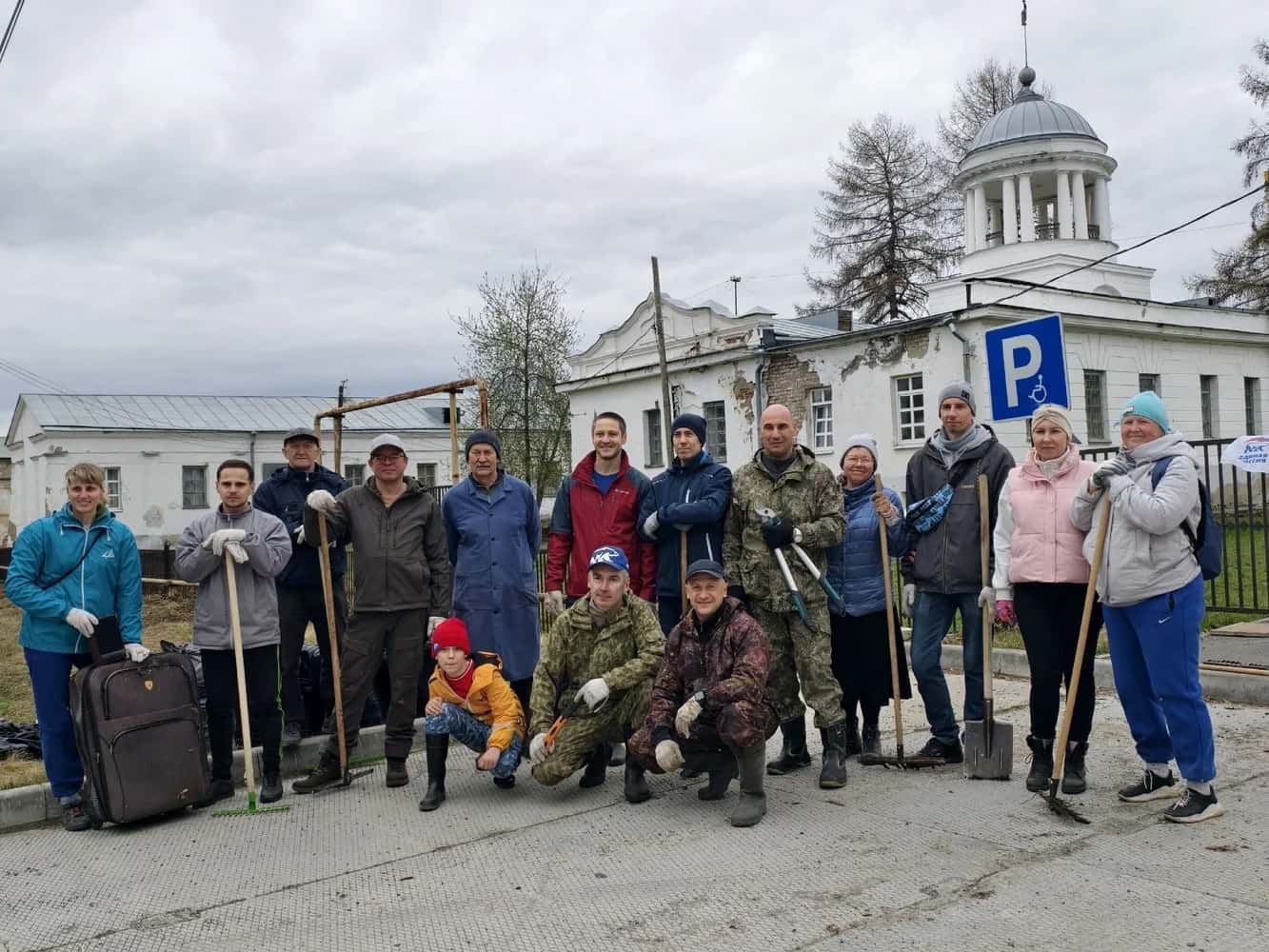 В Каменске-Уральском провели субботник на Соборной площади в историческом центре