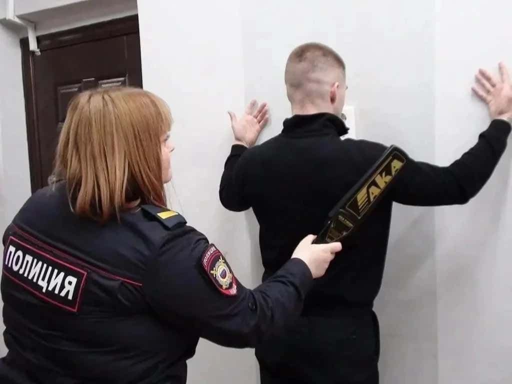 На Урале задержали курьера мошенников после хищения 6 млн рублей у учителя