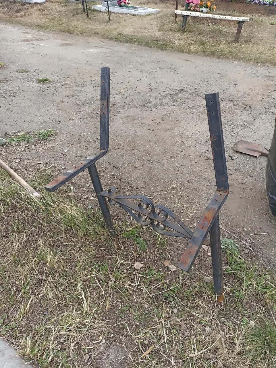 Жители Каменска-Уральского пожаловались на повреждения могил на кладбище