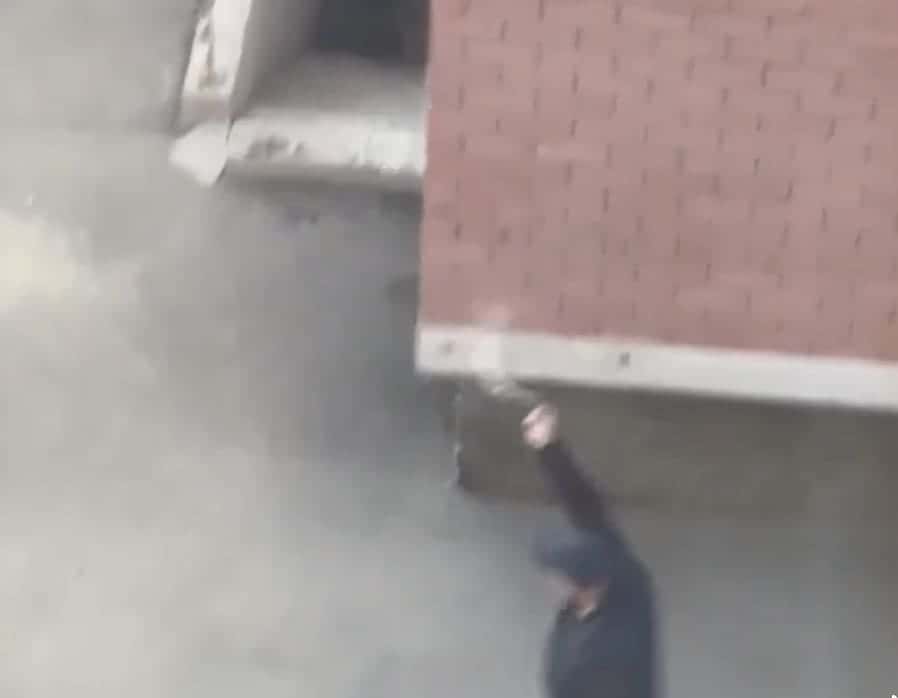 Мужчина устроил «стрельбу» во дворе Каменска-Уральского