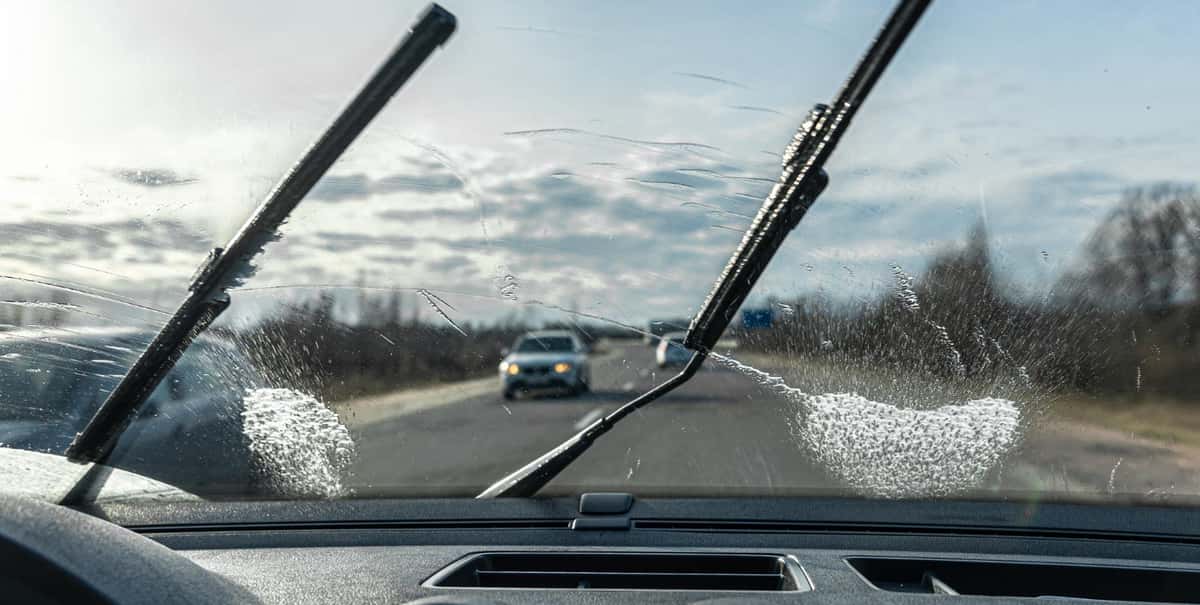 Даже старые дворники начнут чистить без разводов и полос: выполняем одно простое действие