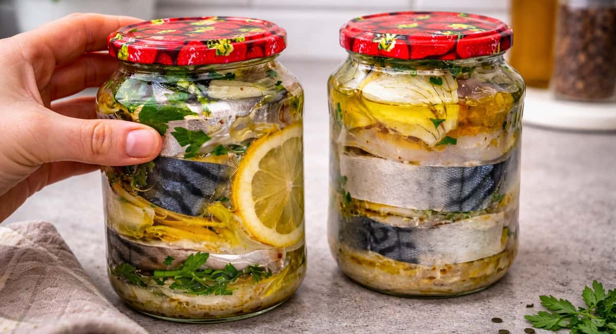 Скумбрию больше не копчу: запекаю в банке с луком и маслом по-домашнему — вкуснота нереальная