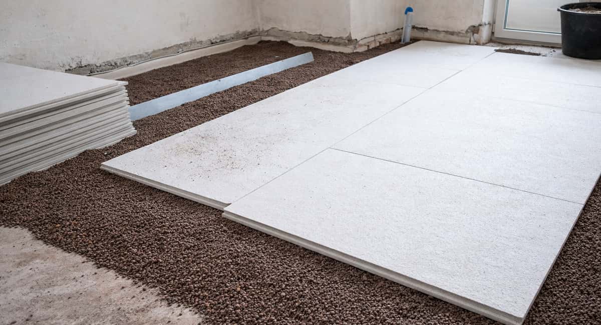 Стяжка мокрая — прошлый век: сейчас все делают полы сухим способом — можно ходить сразу, никакой грязи