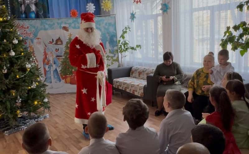 Полицейский Дед Мороз поздравил детей реабилитационного центра Каменского района