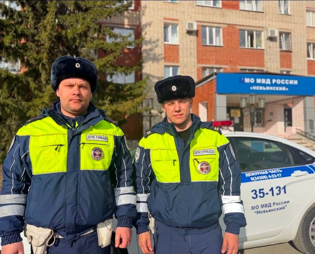 На трассе под Екатеринбургом инспекторы ДПС спасли задыхающегося шестилетнего ребенка