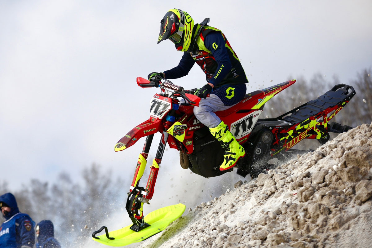 Тимур Муратов выиграл серебро на этапе Чемпионата России по сноубайкам | Свердловский гонщик Тимур Муратов стал вторым на этапе Чемпионата России