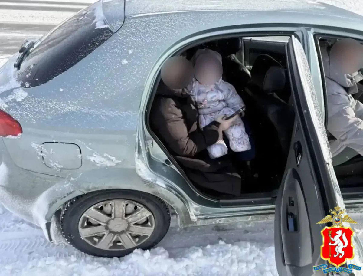 Под Каменском-Уральским остановили машину с годовалым ребенком на руках у матери | На Урале водитель вез ребенка на руках у матери, автокресло было в багажнике