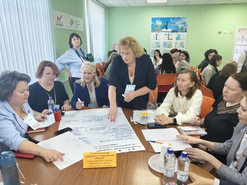В Каменске-Уральском обсудили консолидацию ресурсов для нового качества образования | Стратегическая сессия: ресурсы образования Каменска-Уральского переходят на новый уровень