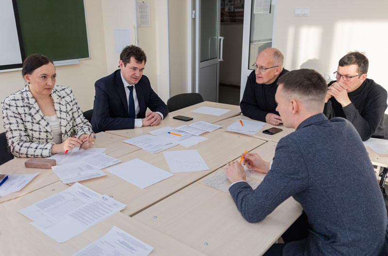 Инженеров готовят на практике: СинТЗ вошёл в экзаменационную комиссию | Синарские трубники приняли экзамен у студентов УрФУ 