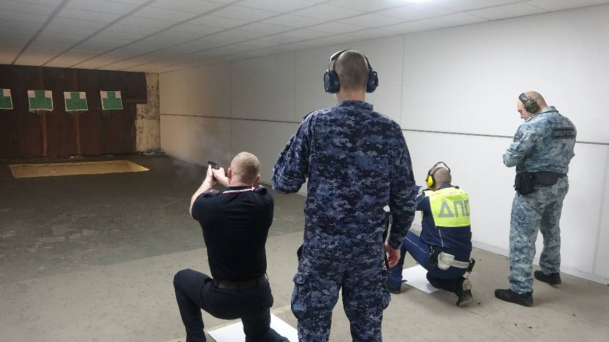 Полицейские Каменска-Уральского провели турнир по стрельбе в честь 23 февраля | В Каменске-Уральском полицейские отметили 23 февраля турниром по стрельбе