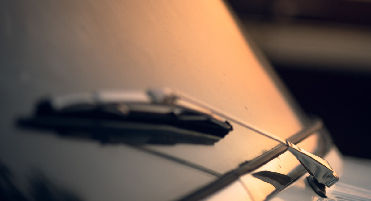 После зимы дворники полосуют — 1 хитрость, и стекло чистое за 5 минут: никаких замен