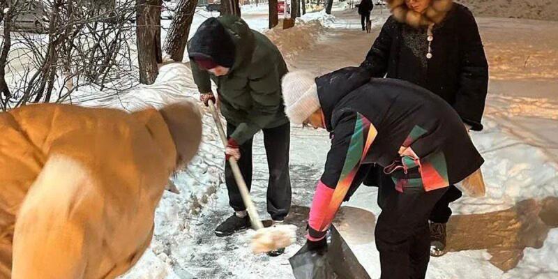 В Екатеринбурге волонтер отравился, убирая ядовитый снег | Мужчина в Екатеринбурге отравился во время уборки розового снега