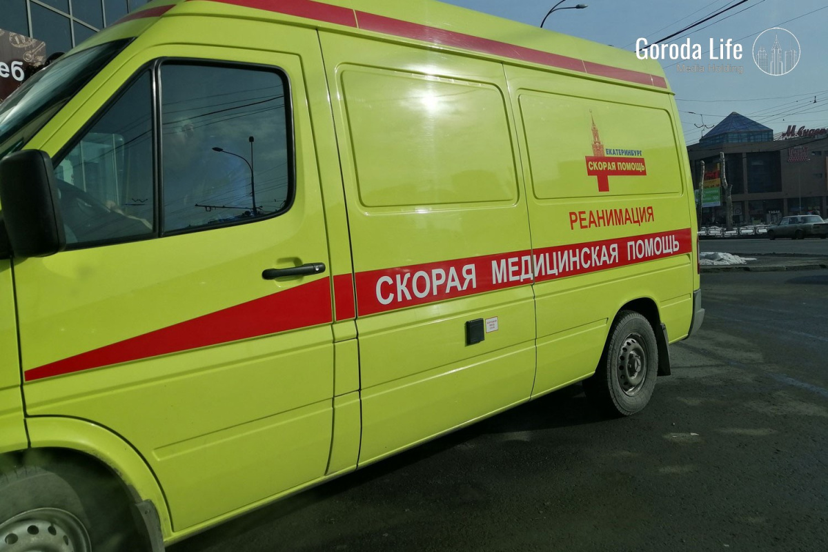 В Берёзовском женщина погибла после падения из окна многоэтажки | В Берёзовском пенсионерка погибла при падении из окна