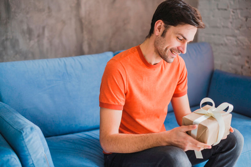 Россияне рассказали, сколько тратят на подарки к 23 февраля и 8 марта | Каждый третий россиянин предпочёл бы деньги вместо подарка