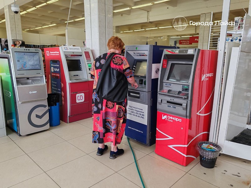 В России упростят разблокировку банковских карт на фоне роста ограничений по счетам | Россиянам могут упростить разблокировку банковских карт