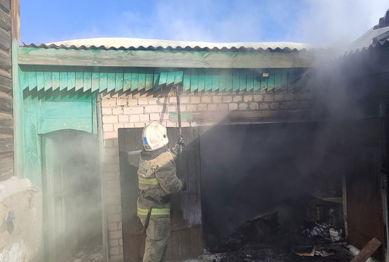В Каменске-Уральском произошёл пожар в гараже на улице Самстрой | Пожар в гараже произошёл на улице Самстрой в Каменске-Уральском