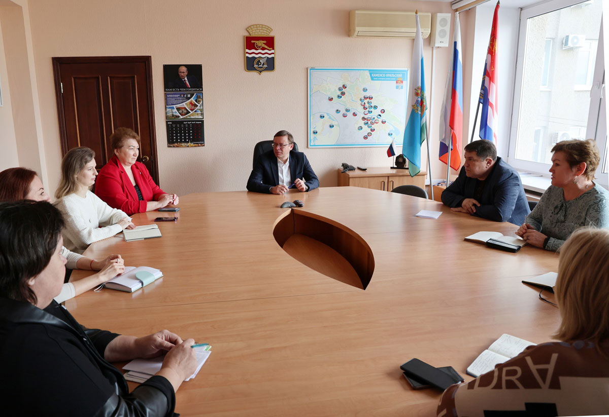 В Каменске-Уральском к юбилею города высадят цветы на набережной и в центральных скверах | В Каменске-Уральском украсят город клумбами