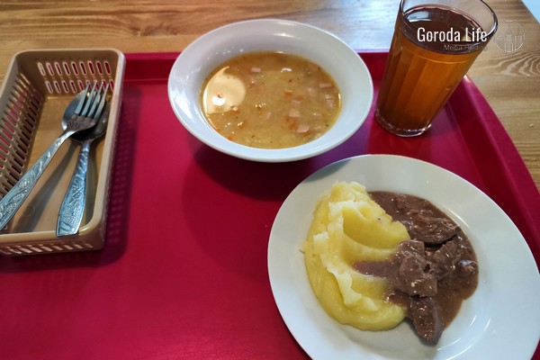 Чем кормят детей в школах Каменска-Уральского: власти и жители города обсудили жалобы на питание | В Каменске-Уральском обсудили жалобы на школьное питание