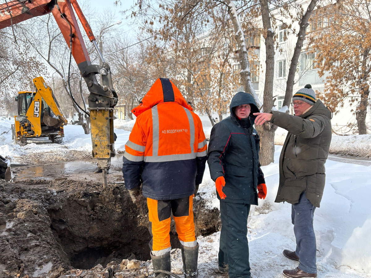 Коммунальная авария в Каменске-Уральском: затопило двор и возник риск гололёда | В Каменске-Уральском произошёл порыв водовода на Шестакова