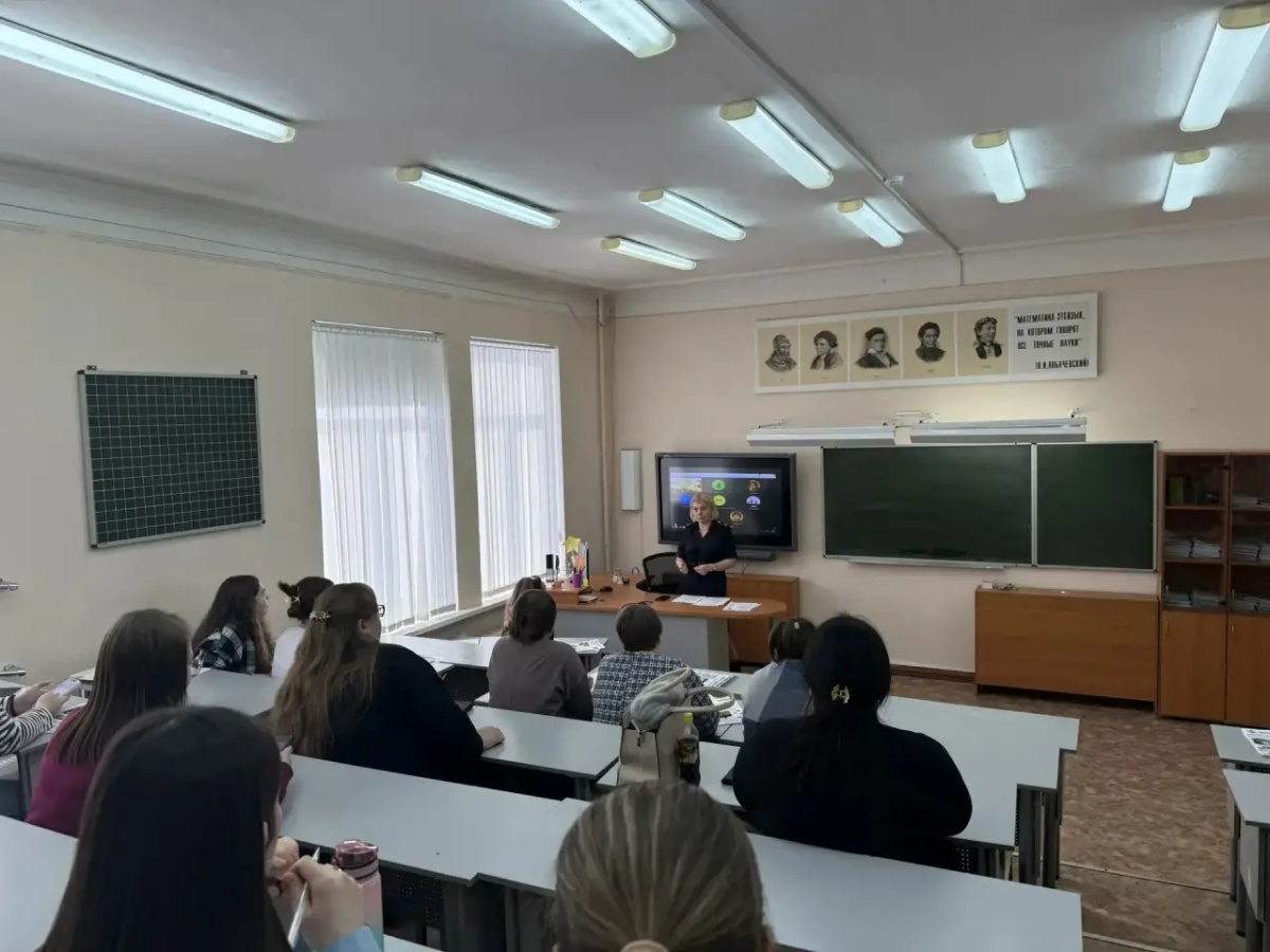 Полиция Каменска-Уральского учит жителей не попадаться мошенникам: памятки раздали на заводе, в техникуме и среди пенсионеров | Как не потерять деньги мошенникам — полиция Каменска провела уроки для всех