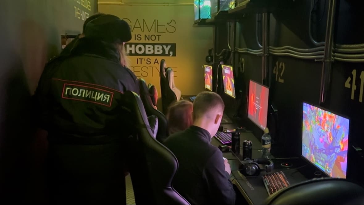 Ночные проверки подростков: полиция вышла в рейд в Каменске-Уральском | В Каменске-Уральском полиция проверяет подростков в ночных рейдах