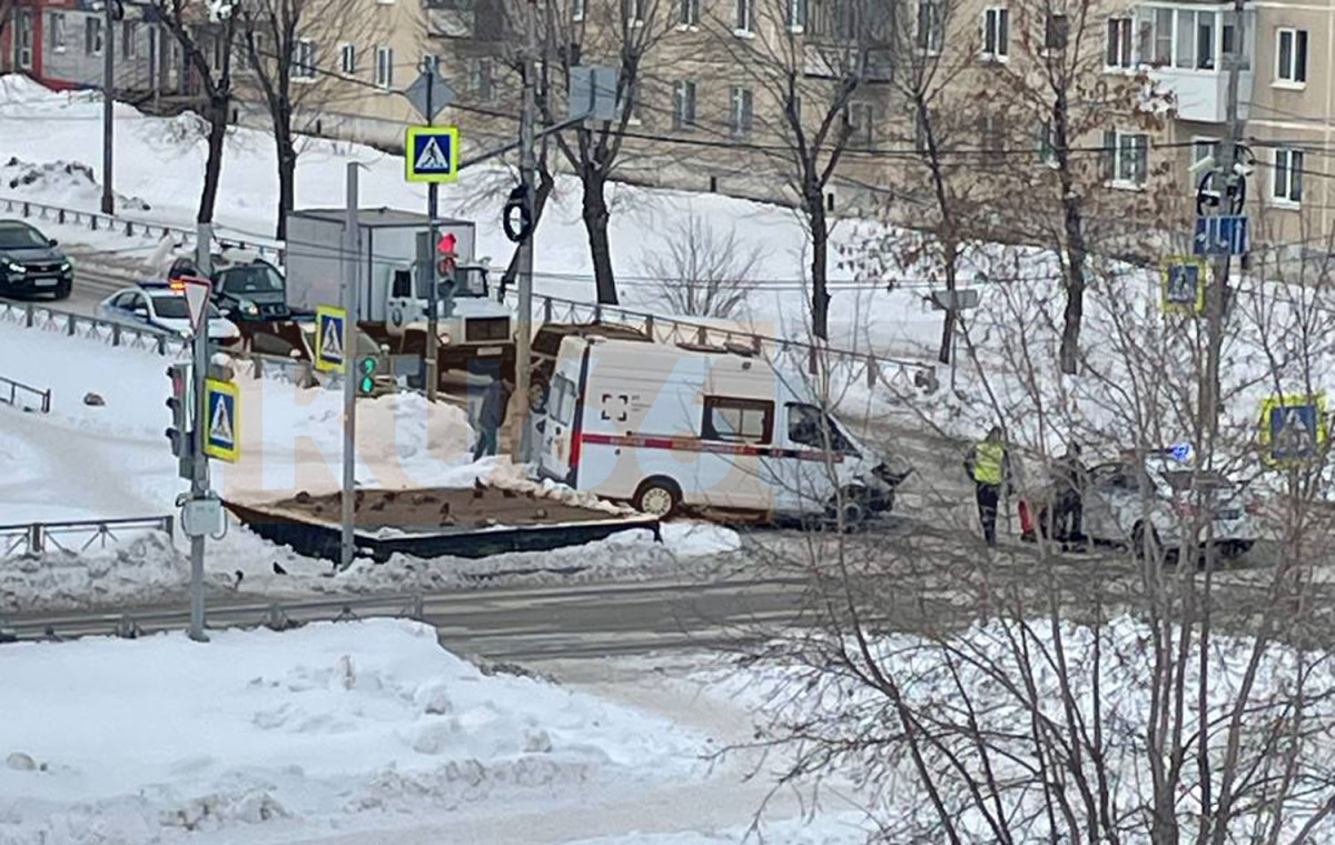 В Каменске-Уральском скорая попала в ДТП: есть пострадавшие | В Каменске-Уральском произошло ДТП со скорой помощью