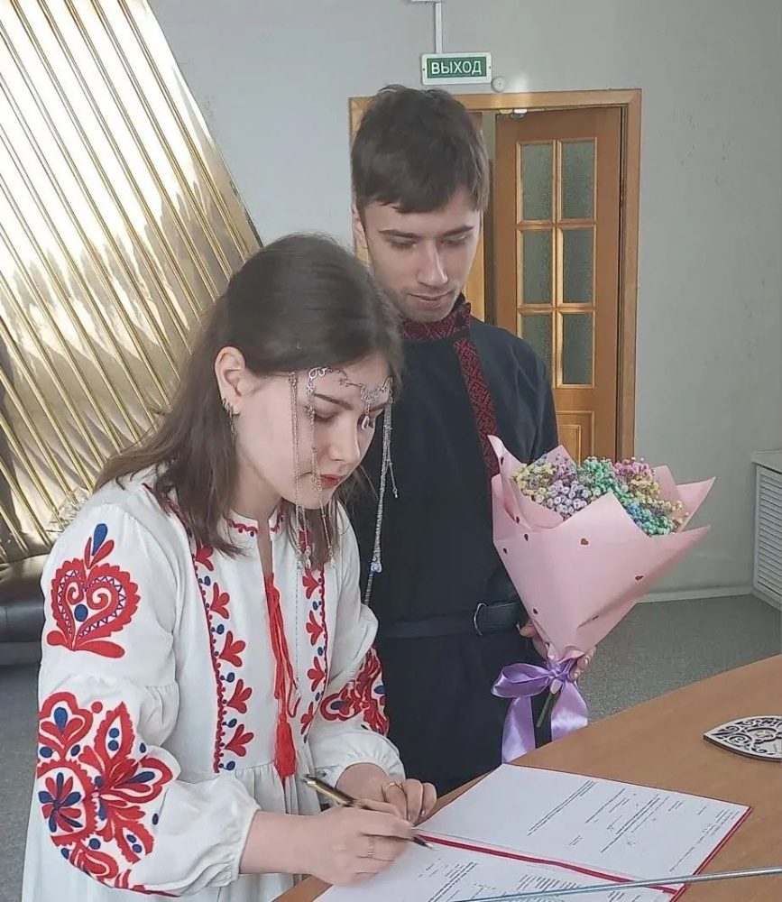 В ЗАГСе Каменска-Уральского зарегистрировали брак в стиле древнерусской свадьбы | Каменск-Уральский: пара зарегистрировала брак в традиционном русском стиле