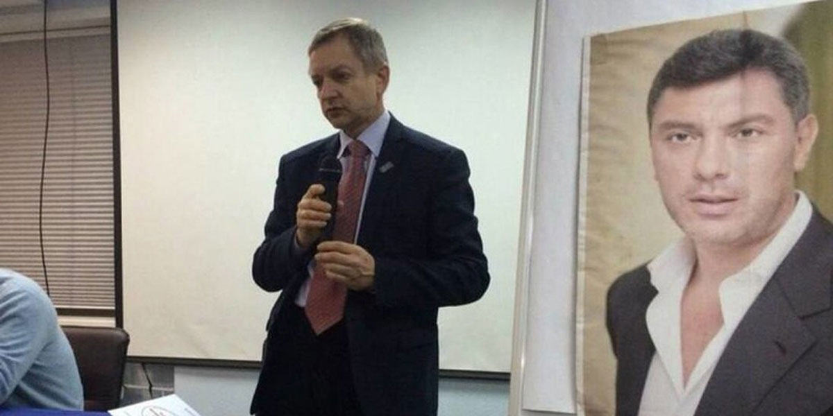 В Екатеринбурге задержали бывшего депутата Михаила Борисова за возложение цветов к памятнику Немцову | Экс-депутат Свердловского облсовета Борисов задержан за возложение цветов к Борису Немцову