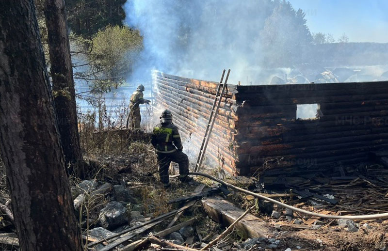 Ночной пожар в Каменском районе: сгорел дом, пострадали двое, в том числе ребёнок | Пожар уничтожил дом в деревне под Каменском - Уральским — двое пострадали
