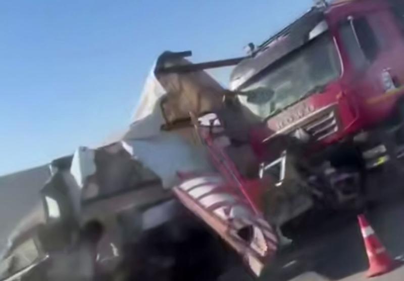 На ЕКАД «Газель» врезалась в снегоуборочную машину, водитель в больнице | На ЕКАД столкнулись «Газель» и снегоуборочная техника, есть пострадавший