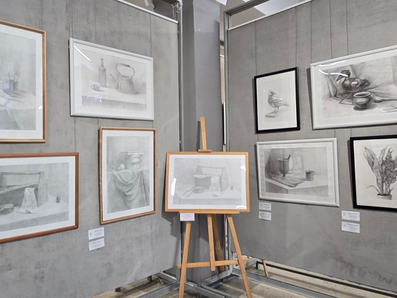 В Каменске-Уральском открылась детская выставка «Всё лучшее-2025» с 300 работами юных художников | В Каменске-Уральском открылась выставка «Всё лучшее-2025»: сотни детских работ украсили городской зал