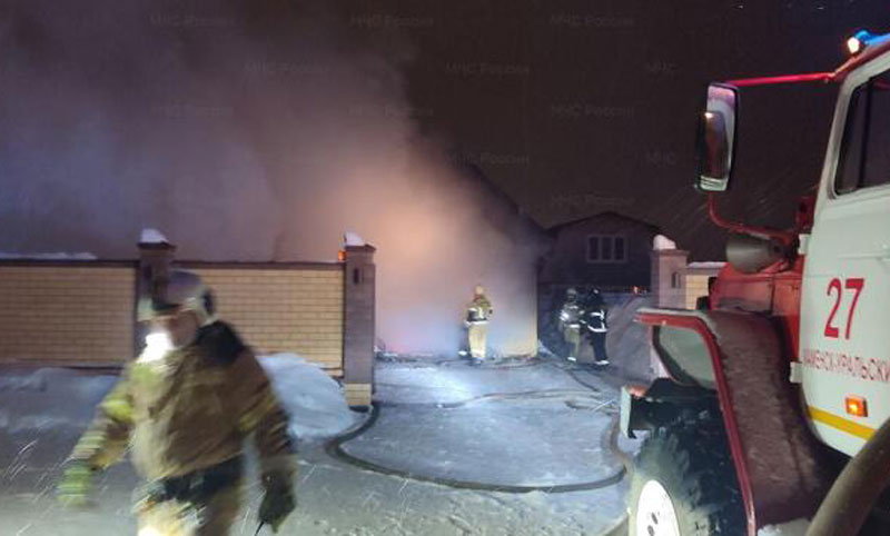 В Каменске-Уральском ночью сгорели BMW и гараж на площади 90 кв.м | Ночной пожар в Каменске-Уральском уничтожил BMW и повредил гараж