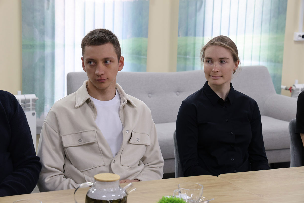 Чемпионы-биатлонисты встретились с жителями Каменска-Уральского | Биатлонисты пообщались с юными спортсменами