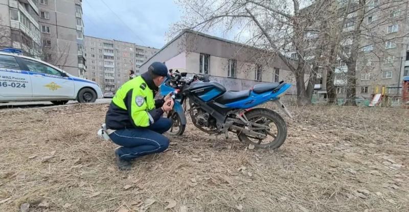 ДТП на Урале с 15-летним байкером — подросток без прав и шлема попал в больницу, родителям грозит штраф | В Нижнем Тагиле подросток без прав устроил ДТП на подаренном мотоцикле