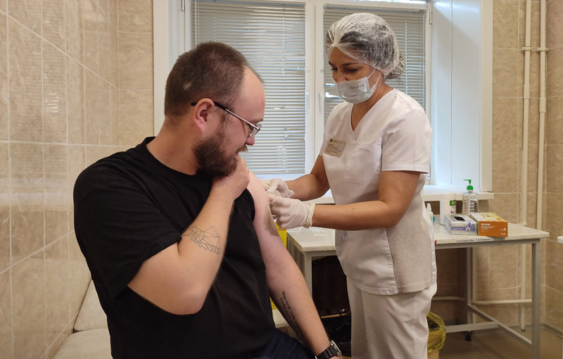 В Свердловской области вакцины исчезли из аптек: как теперь сделать прививку | Почему на Урале нельзя купить вакцину в аптеке