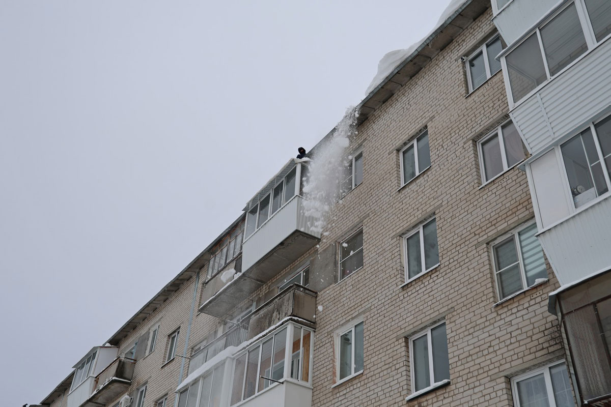 Очистка кровель от снега в Каменске-Уральском: ответственность УК и ТСЖ и что должен делать жилец | Подрядчики управляющих компаний очищают кровли домов от снега в Каменске-Уральском