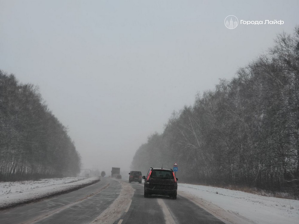 Снег накрыл трассы: водителей срочно предупреждают об опасности в Свердловской области | На трассах Свердловской области появились снежные переметы