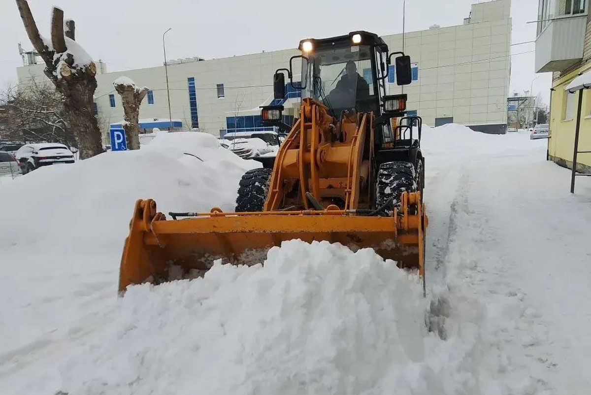 Снег не даёт передышки: во дворах Каменска-Уральского работают 20+ машин | Более 20 единиц техники убирают снег во дворах Каменска-Уральского