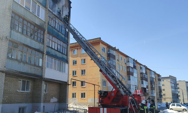 Пожар в пятиэтажке Каменска-Уральского: что скрывает МЧС | В Каменске-Уральском при пожаре в пятиэтажке погибла женщина