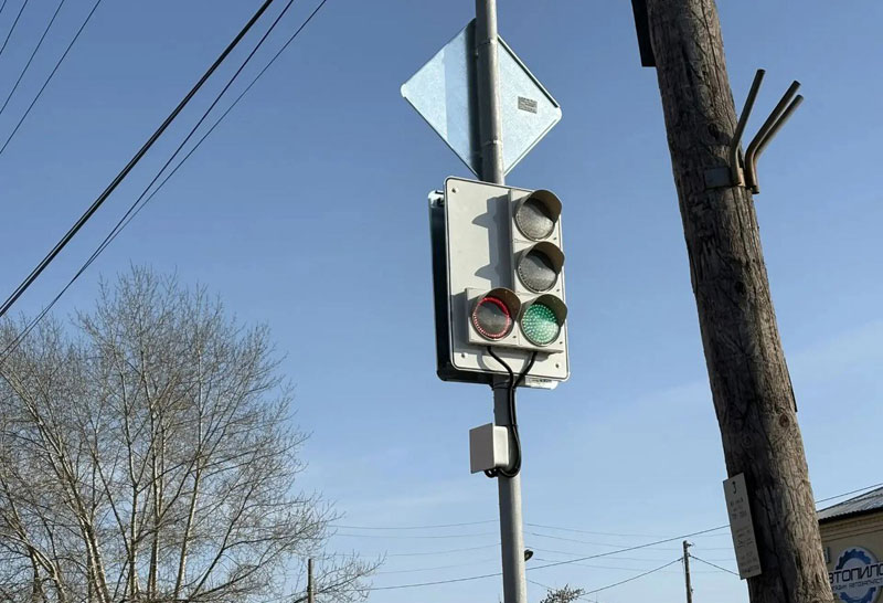 В Каменске-Уральском заменили светофор на перекрестке Ленина и Революционной | В Каменске-Уральском обновили светофор на Ленина — Революционной