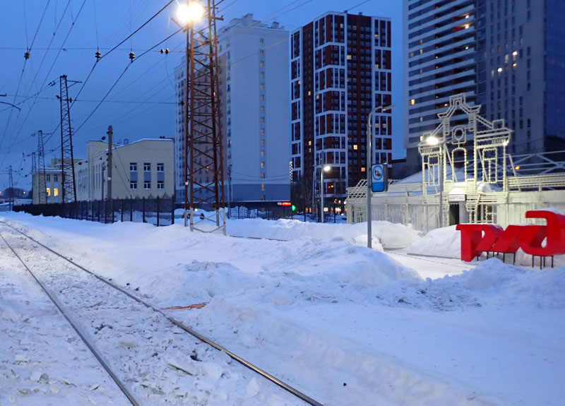 В Екатеринбурге женщина получила тяжёлую травму, попав под электропоезд на станции Шарташ | На станции Шарташ в Екатеринбурге женщина попала под электропоезд и травмировалась