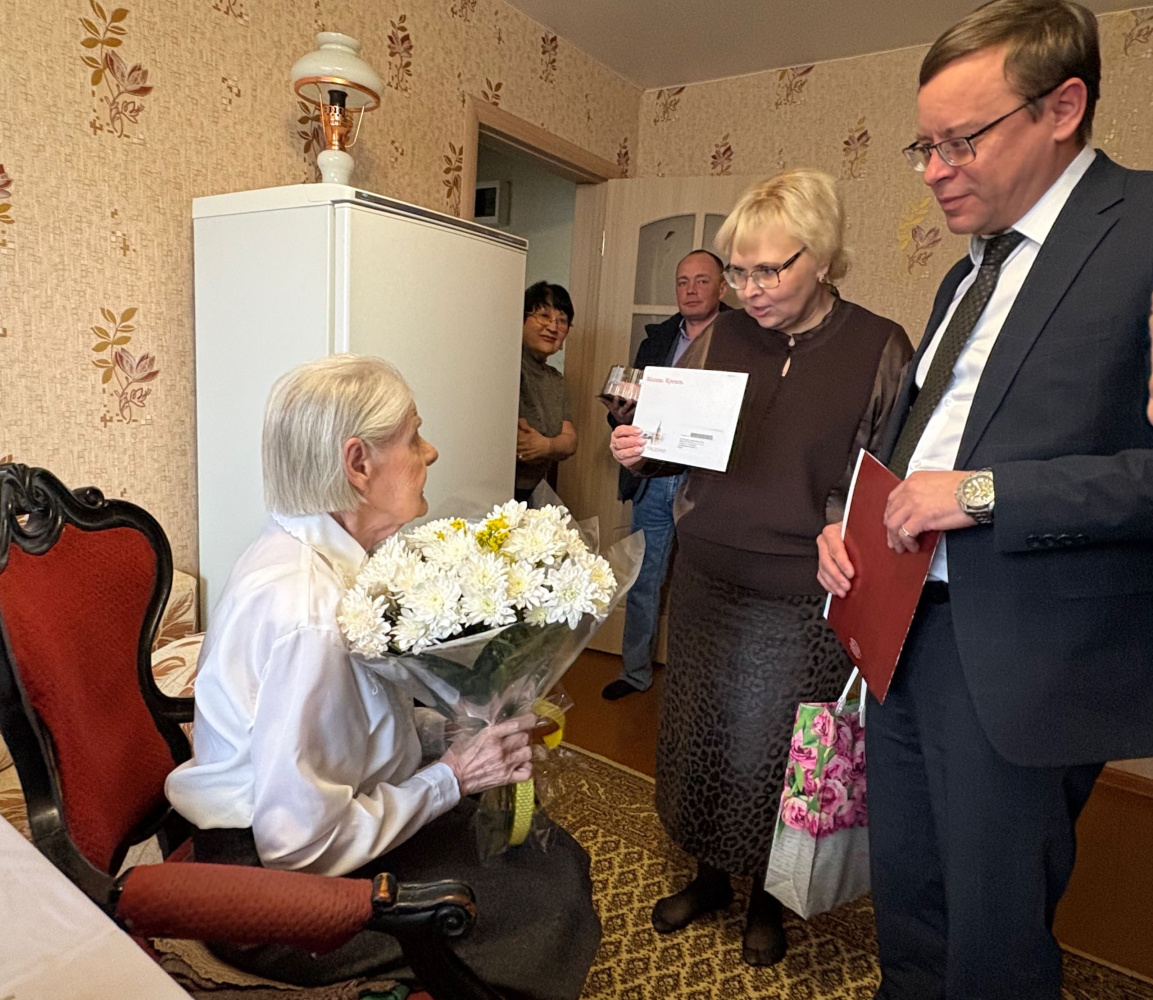 В Каменске-Уральском поздравили двух женщин, которым исполнилось 100 лет | Двум жительницам Каменска-Уральского исполнилось по 100 лет