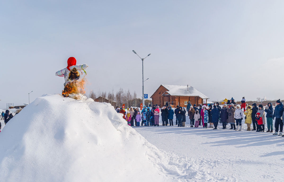 В Каменске-Уральском Масленицу впервые отметили на новой площадке | Масленицу в Каменске-Уральском отпраздновали на базе «Синара»