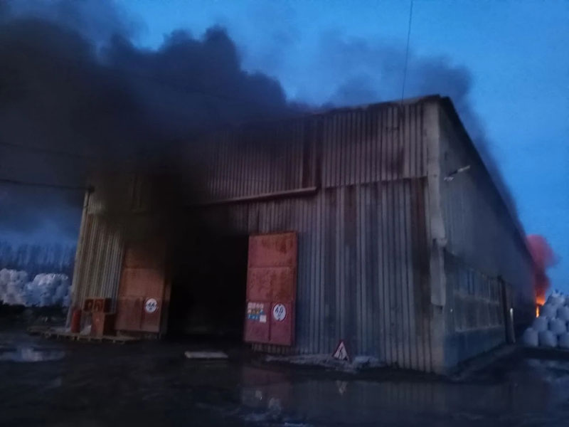 В Каменске-Уральском за сутки произошли два пожара: поврежден дом и сгорел грузовик | Два пожара за сутки произошли в Каменске-Уральском