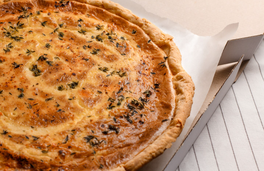 Квашеную капусту просто смешиваю с мукой: на выходе получаю сытную «шарлотку» — пирог сметают со стола первым, очень вкусно