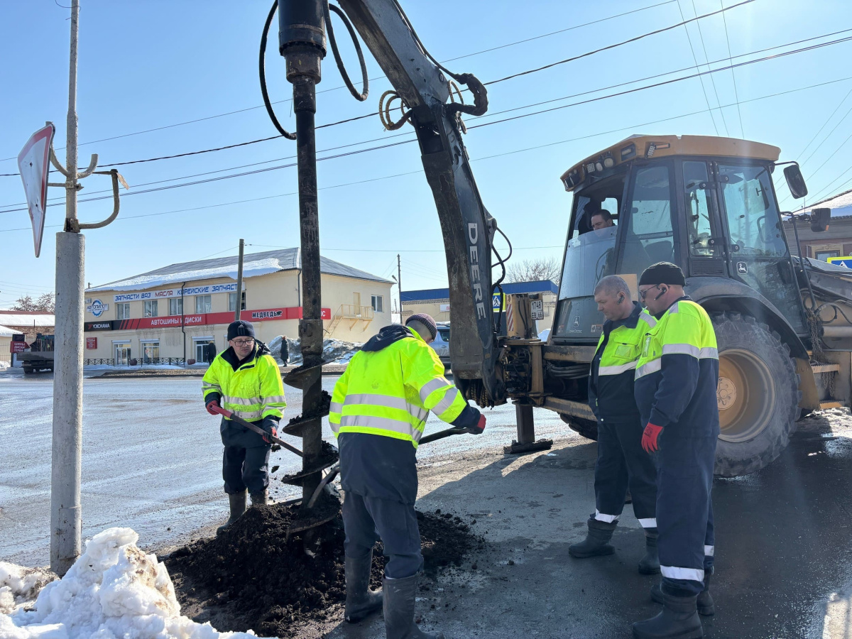 Каменск-Уральский: старый светофор на Ленина – Революционной заменят уже к четвергу | В Каменске-Уральском экстренно меняют светофор на перекрёстке Ленина – Революционная