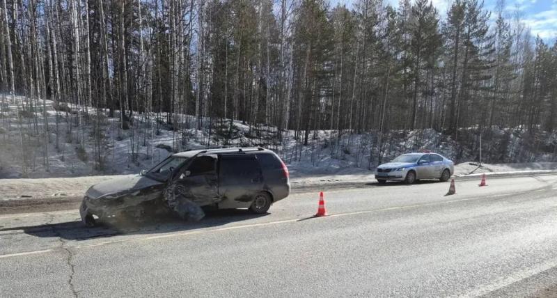 На трассе Екатеринбург – Серов произошло ДТП: пострадал водитель «Лады» | Водитель «Лады» выехал на встречку под Кушвой и спровоцировал ДТП