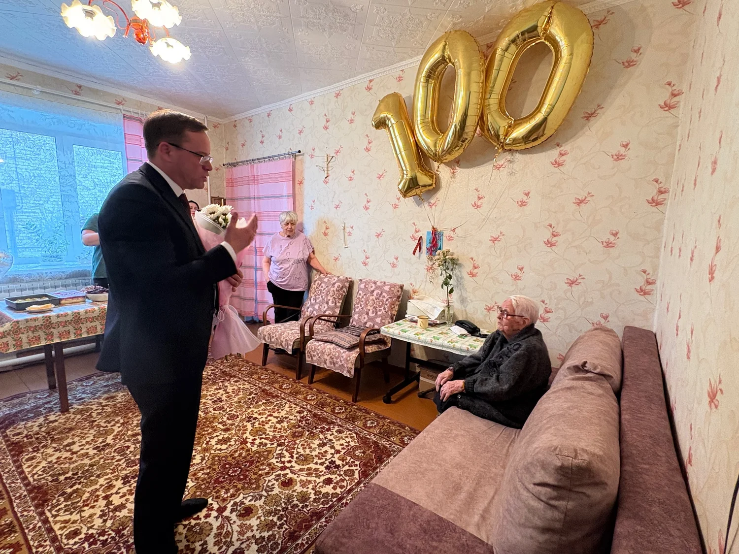 100-летняя труженица тыла из Каменска-Уральского принимает поздравления от президента