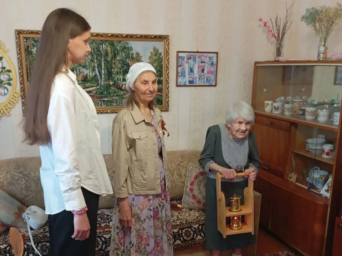 Семье труженицы тыла УАЗа передали «Огонь памяти» от Кремлевской стены